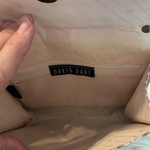 David Dart Purse size long 8.5” and long 8” shoulder sting is 22” not adjustable - Picture 4 of 9